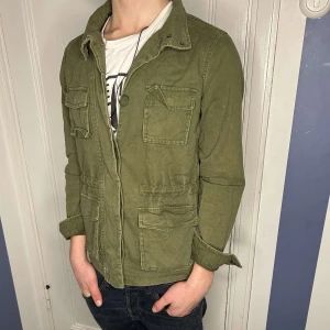 Jacka - Grön safarijacka ifrån märket evan and odd. Bra skick! Storlek M men sitter litet i storlek. Modellen är 174 och väger runt 57 kg (den är liten på honom). Hör av er vi minsta lilla fundering. MVH Armadio! 