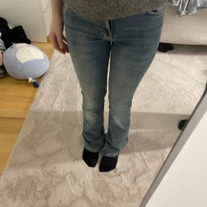 Blå jeans från Perfect Jeans - Snygga blå jeans från Perfect Jeans i storlek 32. De är mid waist. Säljer för att de är långa