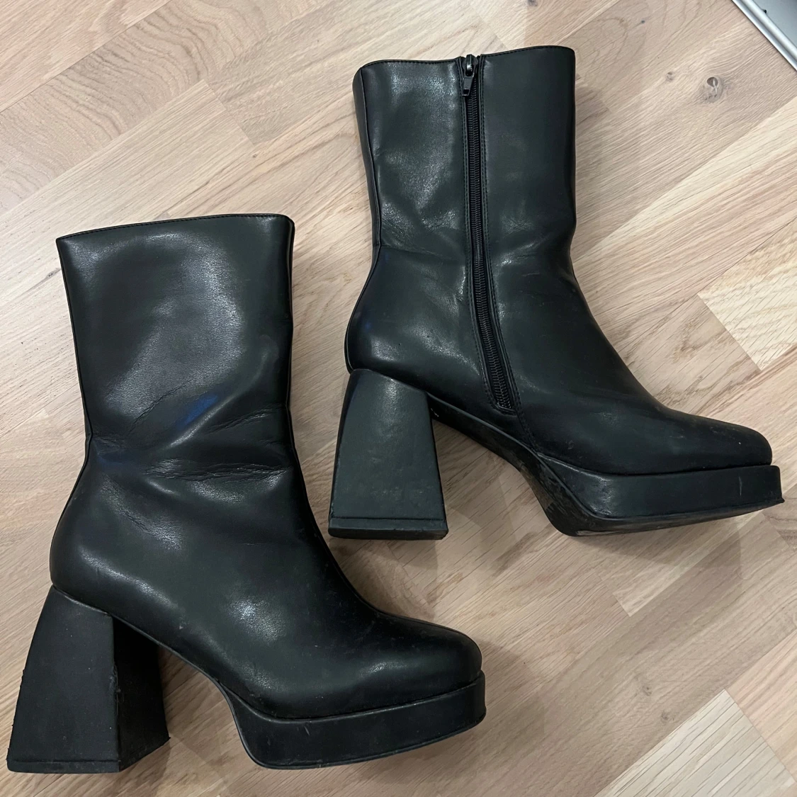 Svarta boots med klack från NELLY