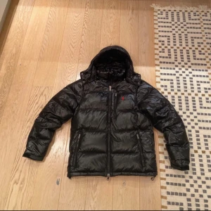Ralph lauren jacka - Tja! Säljer nu denna riktigt snygga Ralph lauren jacka som är perfekt nu för kalla dagar! Jackan har inga defekter! Hör av er vid frågor och funderingar!🙌