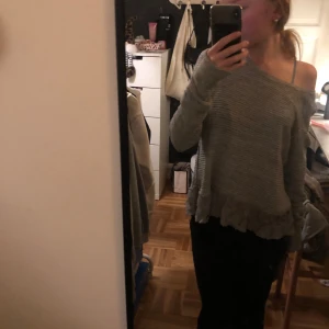 Grå offshoulder tröja från Hollister - Säljer en snygg grå offshoulder tröja från Hollister. Tröjan har långa ärmar och en fin spetsdetalj vid nederkanten. Är storlek L men känns mindre bror också hur du vill att den ska sitta💕💞