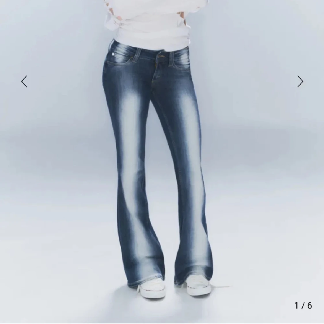 Blå weekday jeans med vita ränder