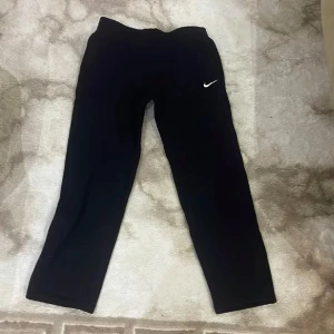Nike byxor  -  Säljer mina Nike byxor har knappt använt dem de är helt nya DM för mer info