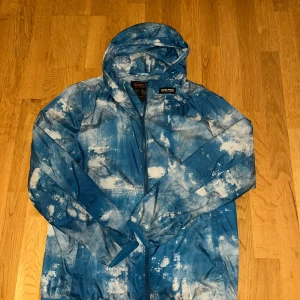 Woolrich Windbreaker - Jag säljer nu en blå Woolrich Windbreaker i storlek L men den sitter som M.✅  Kan skicka fler bilder vid behov✅  Pris kan diskuteras vid snabb affär✅