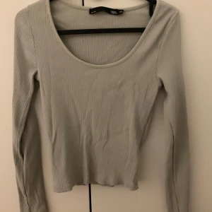 Grå ribbad tröja från 157 - Säljer en grå ribbad tröja från lager 157. Tröjan har en rund halsringning och långa ärmar.