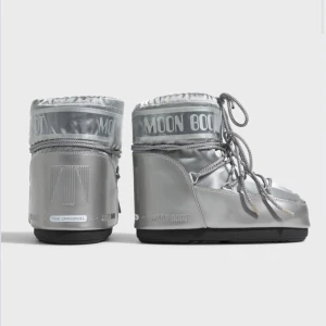 Silver Moon Boots - Silvriga jättefina låga moonboots! Säljer då dom inte passar och annars inget som helst fel på dom. Skriv privat för fler bilder på skorna