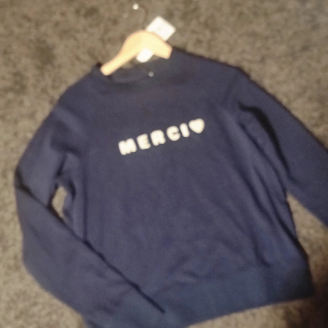 Mörkblå tröja med texten 'MERCI' - 91