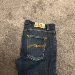 Nudie jeans - Nudie jeans I gott skick! Skulle säga att det sitter lite mindre än själva storleken. Skriv till mig för mått🤝