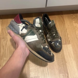 Valentino rockrunners - Säljer nu dessa tvär feta valentino rockrunners (skick avgör ni själva). {endast skorna ingår} Skorna har inga defekter förutom ett litet hål vid ena toeboxen, men det är inget som syns vid användning. Frågor? Skicka ett pm. pris kan alltid diskuteras  Mvh [Limit sellout]