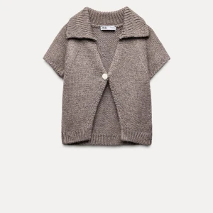 Beige stickad kofta från Zara - Trendig beige stickad kofta från Zara med korta ärmar och en stor knapp framtill. Den är helt ny, utan lappar men aldrig använd.