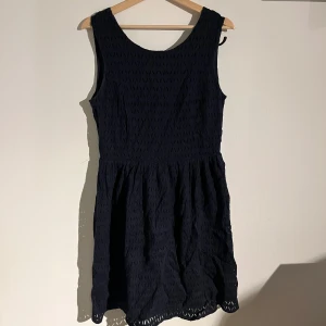 Mörkblå klänning från ONLY - Snygg mörkblå klänning från ONLY med ett diskret mönster. Den är ärmlös och har en rund halsringning. Perfekt för både vardag och speciella tillfällen💕