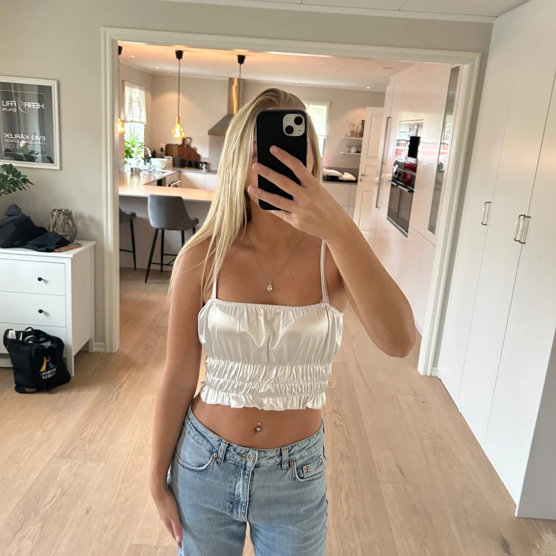 Vit satintopp från Nelly