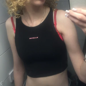 Svart BLACKPINK crop top - Snygg svart croppad topp från H&M med trycket 'BLACKPINK' i rosa på bröstet. Perfekt för en avslappnad stil eller för att visa upp din kärlek till bandet🥰 Toppen har en enkel design med rund halsringning. Den sitter tyvärr lite för tajt på mig och använder den knappt, så därför säljer jag den!