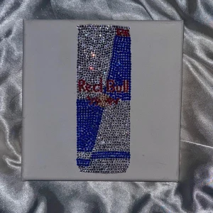 Handgjord Red Bull tavla - Ge ditt rum ett skimmrande touch med våra handgjorda tavlor. Kontakta mig gärna för egna design/andra storlek eller färger. Möjlighet för meet up i Örebro, annars står köpare för frakt.