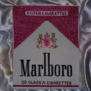 Handgjord Marlboro tavla  - Ge ditt rum ett skimmrande touch med våra handgjorda tavlor. Kontakta mig gärna för egna design/andra storlek eller färger. Möjlighet för meet up i Örebro, annars står köpare för frakt.