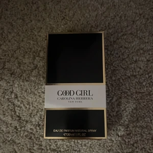 God Girl Eau de Parfum från Carolina Herrera - Säljer pga fick fel i present. 💕Använt den 1 gång. Flaskan är mörkblå med en guldig klack.                                                Köpt för 620kr💕