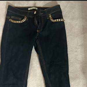 Snygga mörkblå jeans med bootcut och kontrasterande sömmar. Perfekta till en stickad tröja!