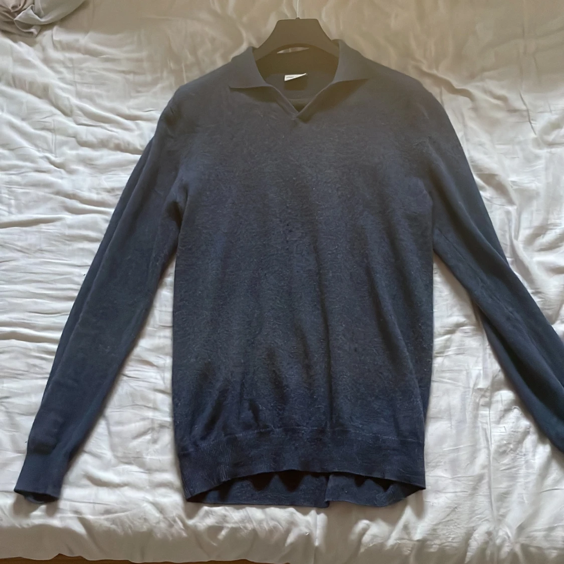 Mörkblå långärmad tröja från John henric