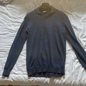 Mörkblå långärmad tröja från John henric - Säljer en stilren mörkblå tröja med krage och långa ärmar från John henric . Perfekt för kyligare dagar och passar bra till både jeans och chinos.