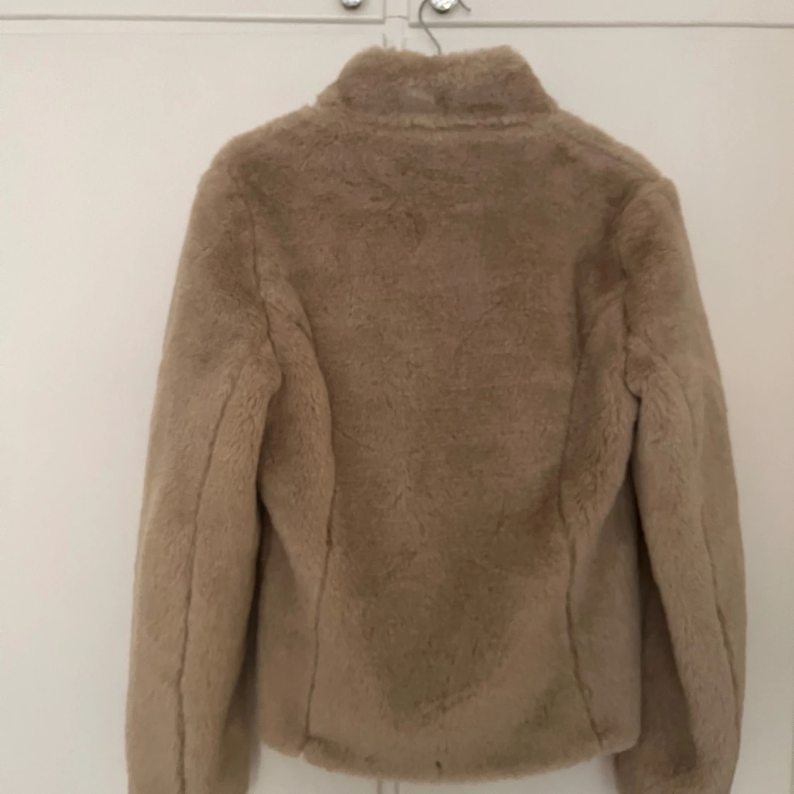 Beige pälsjacka från Randigarutan - 90