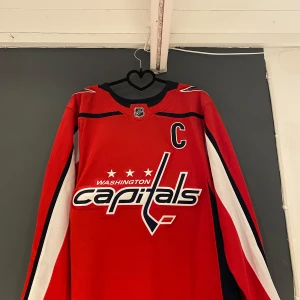 Washington captial tröja, Ovechkin på ryggen - Köpt på NHL shop i USA för 2800kr. Pris kan diskuteras