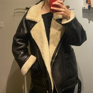 Zara vinterjacka - Säljer min Zara-bikerjacka. Andvända men inga riktiga tecken på slitage. Pris kan diskuteras vid snabb affär