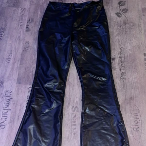 Svarta skinnbyxor - Snygga svarta skinnbyxor med bootcut-stil. Perfekta för en trendig look med hög midja och en skön passform.