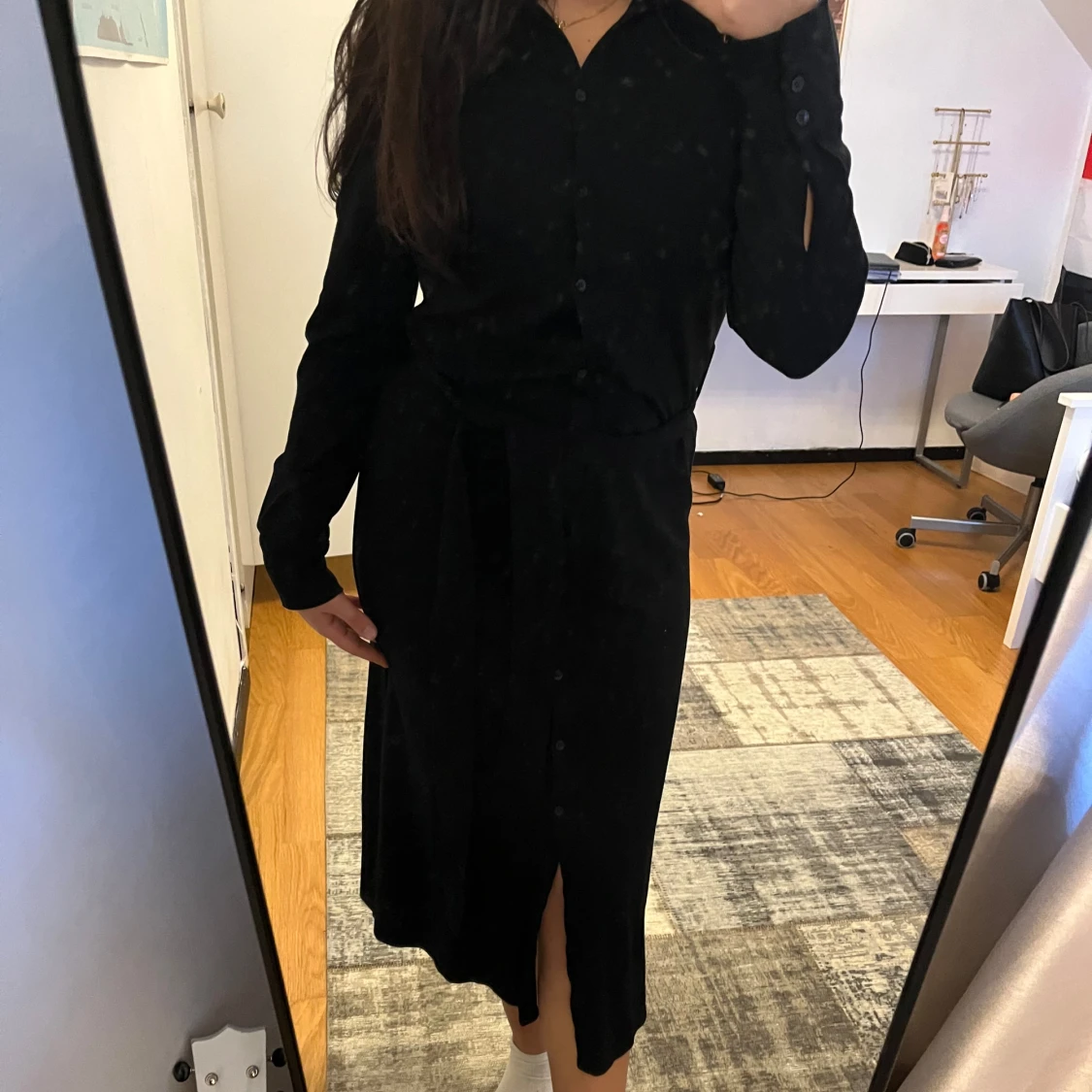 Svart långklänning med knappar