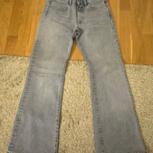Ljus blå bootcut jeans - Snygga grå bootcut jeans med klassisk femficksdesign. Perfekta för en avslappnad stil med en touch av retro. De har en bekväm passform och är tillverkade i slitstarkt denim.💞