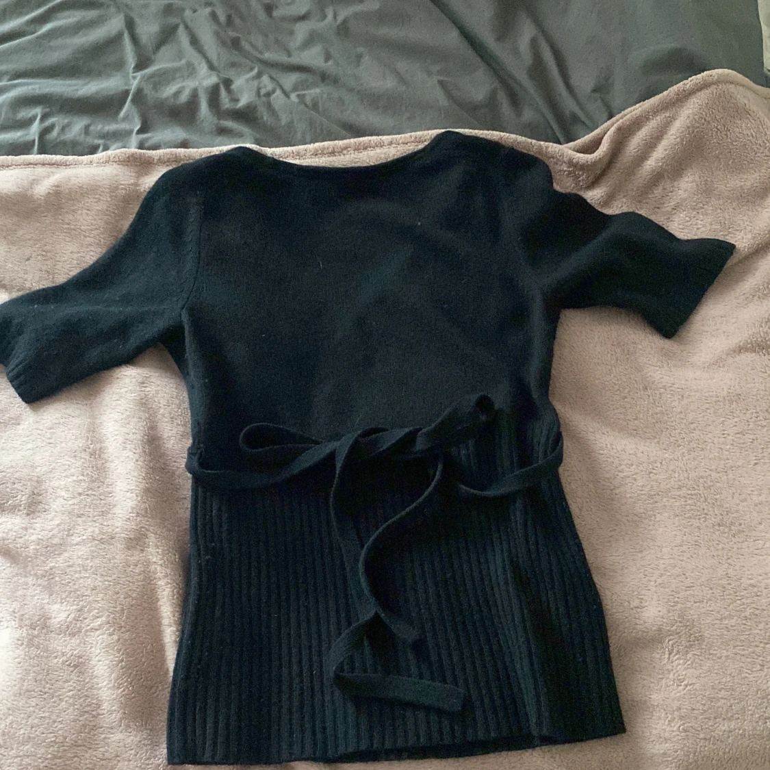 Svart ribbad topp med knytband - 90