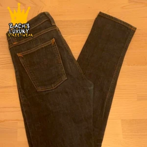 Nudie Jeans  - Nudie Jeans av modellen High Kai, Storlek: 30/32 - Skicket på jeansen är väldigt bra utan defekter - 9/10 - mitt pris: 499 - Nypris: 1599kr