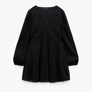 svart klänning med broderi - super fin svart klänning från Zara med v-ringning och långa ärmar, den har fina broderade detaljer och en lätt utsvängd kjol! 🩷aldrig använd med prislapp kvar! 