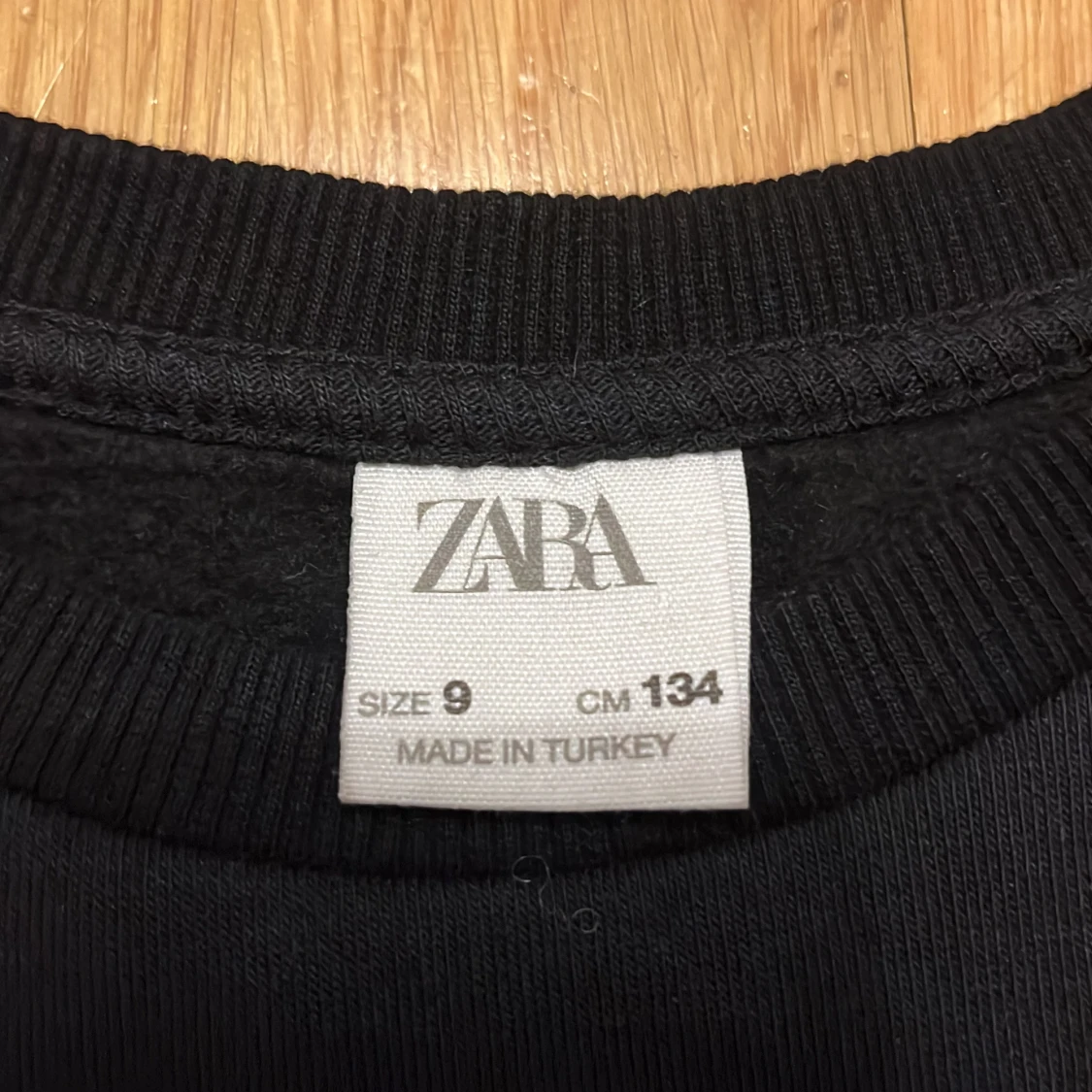 Svart tröja med dekorativa knappar från Zara - 91