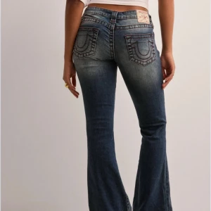 true religion jeans - säljer mina true religion x nelly jeans💓bara använt 3 gånger, nästan nya. Köpta för 1 399 kr💕