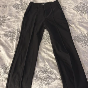 Svarta kostymbyxor från madlady  - svarta kostymbyxor från madlady i storlek 34 längd tall, använt en gång så dom är i bra skicka och inga defekter 