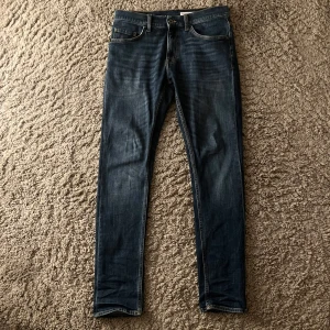 Mörkblå jeans från Tiger of Sweden - Tjena! Säljer ett par snygga mörkblå jeans från Tiger of Sweden. De är i jättebra skick med inget trasigt. Perfekta till vintern och våren och har den gamla designen på bakfickorna vilket gör dem unika. Nypris cirka 1500.
