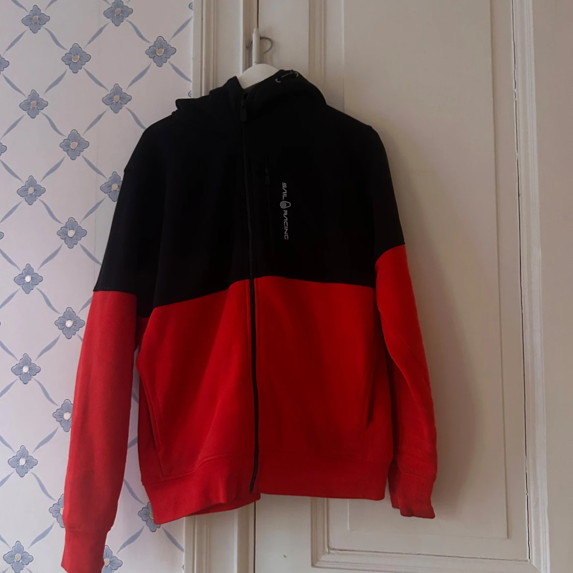 Svart och röd hoodie från Sail Racing - 1