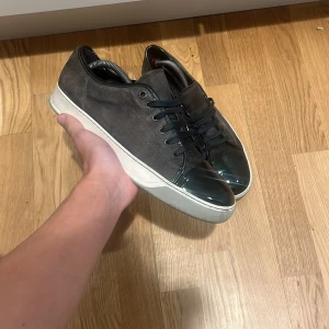 Lanvin  - Säljer dessa feta lanvins med glansig tå i uk 8, fint skick utan skador! Skorna är lite mörk gråa med en grön toebox! Frågor vid PM