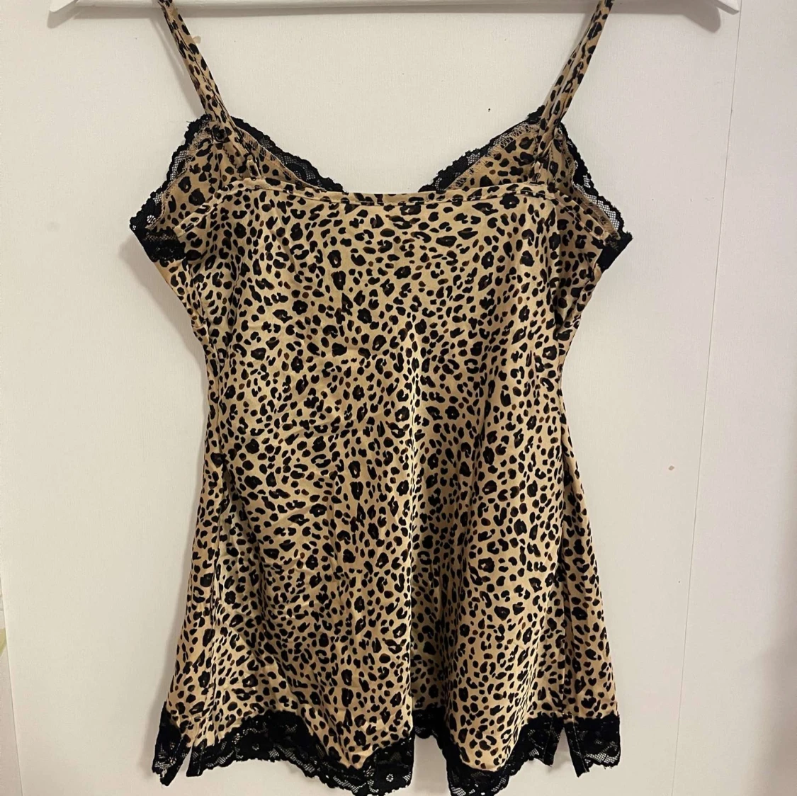 Leopardmönstrad linne med spetsdetaljer - 90