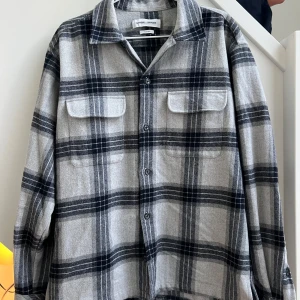 Samsøe Samsøe Overshirt - Rutig overshirt från Samsøe Samsøe, använd ett fåtal gånger. Storlek M men passar mig som brukar ha L. Pris kan diskuteras vid snabb affär.