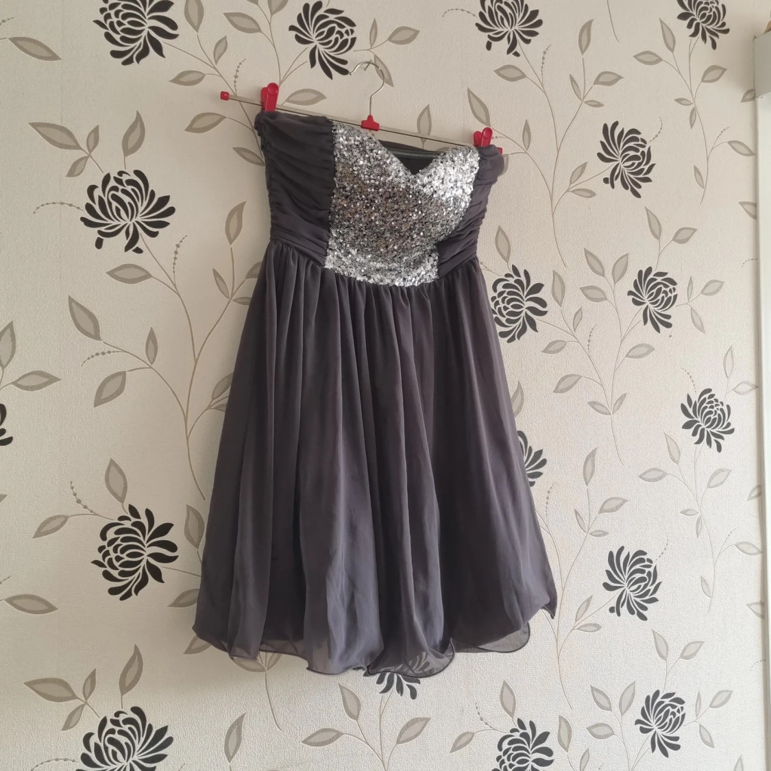 Grå axelbandslös klänning från Sisters Point, Strl:34/XS - 91