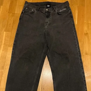 Svarta jeans från Sweet SKTBS - Säljer ett par mörkgrå baggy jeans från Sweet SKTBS i storlek S. De har en klassisk femficksdesign och en rak passform. Perfekta för en avslappnad stil. (inte mina bilder)