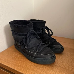 Inuikii skor - Snygga mörkblåa Inuikiis med snörning. Perfekta för kyligare dagar med en stilren design och bekväm passform. Skorna är slitna framtill (visas på bilden), men är väl fungerande🥰😉