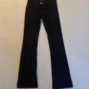 Svarta Lågmidjade bootcut jeans  - Snygga svarta bootcut jeans med låg midja. Midjemått: 35cm, Innerbenslängd: 78cm