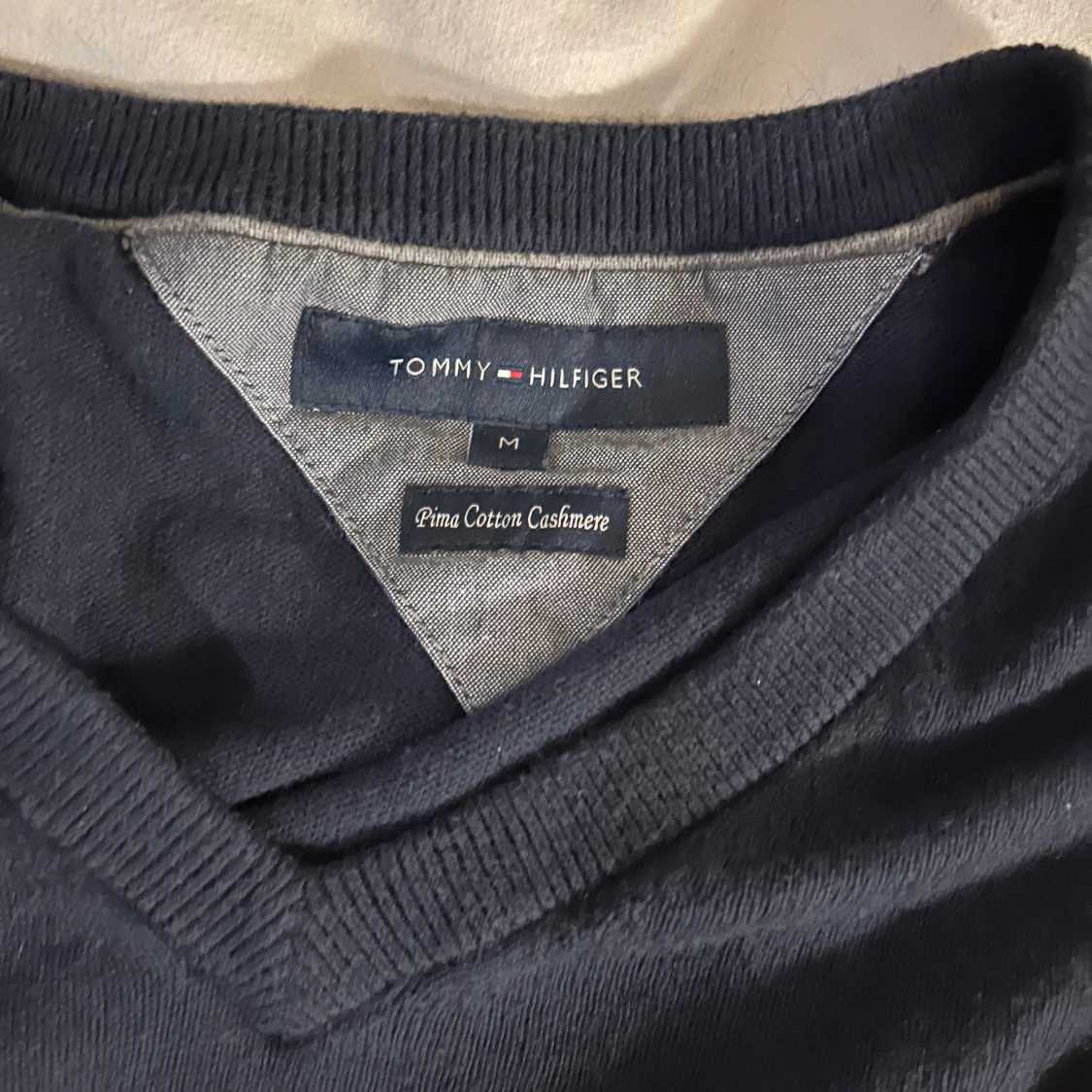 Mörkblå tröja kaschmir från Tommy Hilfiger strl M - 90