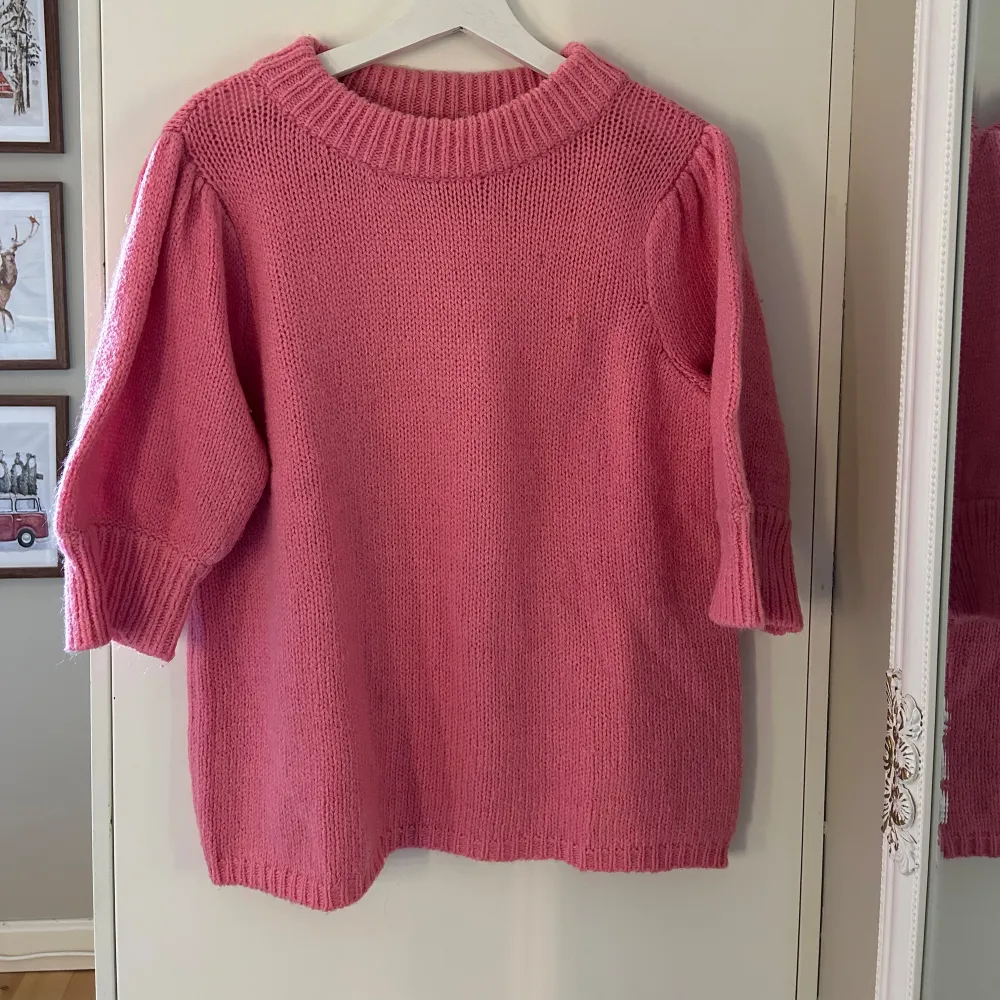 Stickad kortärmad tröja. Köpt second hand men fint skick😋 Från ellos storlek 42/44 men passar bra på mig som har storlek M!. Neuleet.