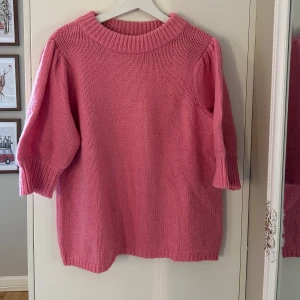 Stickad t-shirt - Stickad kortärmad tröja. Köpt second hand men fint skick😋 Från ellos storlek 42/44 men passar bra på mig som har storlek M!