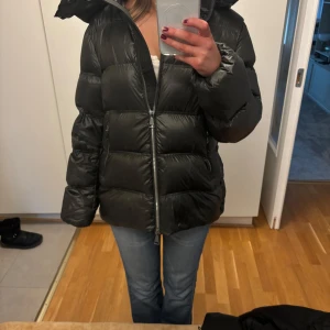 Slutsåld Massimo dutti jacka!  - Säljer nu en slutsåld Massimo dutti jacka!! Jackan är i väldigt bra skick men har ett litet hål som framgår i bilderna jag lagt ut! Den är knappt synlig!🩵🩵