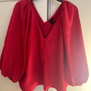 Röd blus - Röd blus från Lindex, köpt via sellpy. Väldigt fin och nyskick. Hade lindex-prislapp kvar när den kom hem till mig men den har jag lyckats riva av. Storlek M😋