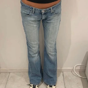 Blå bootcut jeans från Big Star - Snygga blå bootcut jeans från Big Star med låg midja. Storlek w26💕